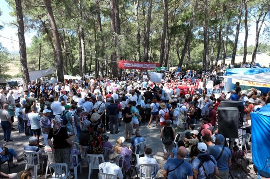 Penduduk desa, pencinta lingkungan, pekerja tambang dan pejabat serikat pekerja berkumpul di Hutan Akbelen, di Muğla, Turki, 28 Juli 2023. (Foto: DHA)