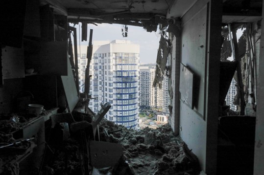 Tampilan interior apartemen yang rusak di sebuah bangunan tempat tinggal setelah serangan drone kejutan semalam di Kyiv, Ukraina, 13 Juni 2023. (Foto EPA)