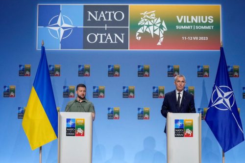 Sekretaris Jenderal NATO Jens Stoltenberg dan Presiden Ukraina Volodymyr Zelenskiy menghadiri konferensi pers selama pertemuan puncak para pemimpin NATO di Vilnius, Lithuania, 12 Juli 2023. REUTERS
