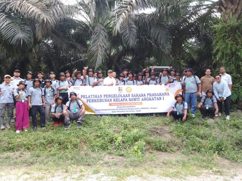 peserta pelatihan pengelolaan sarana prasarana perkebunan  kelapa sawit  melakukan kunjungan lapangan di Unit Usaha Bunut PTPN VI yang berlokasi Sungai Bahar, Kabupaten Muaro Jambi.