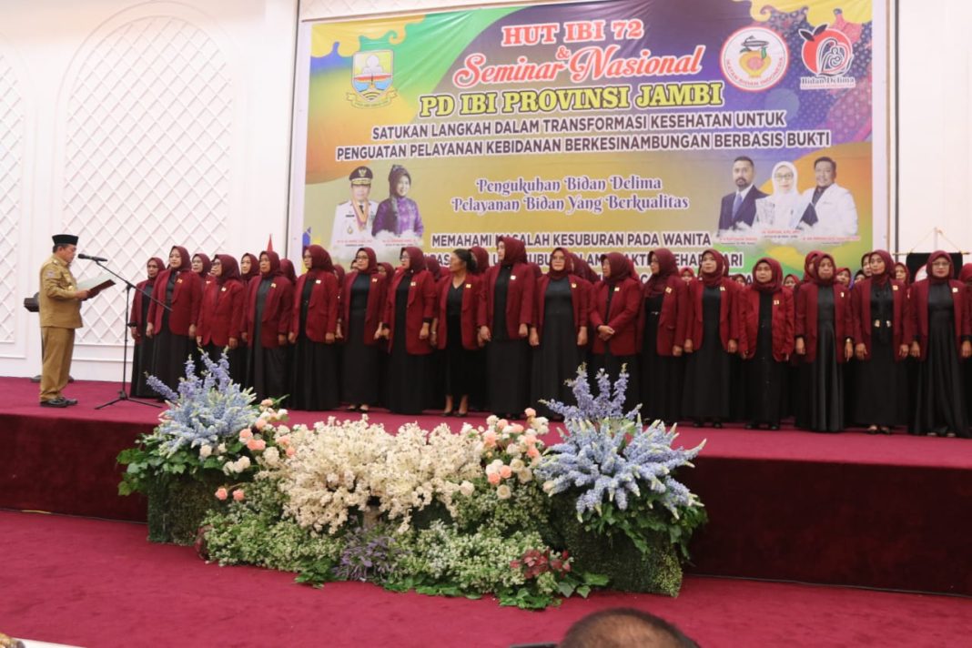 Pengukuhan terhadap 80 orang Bidan Delima yang tergabung dalam Ikatan Bidan Indonesia (IBI) Provinsi Jambi, di Gedung Maulidia Convention Center (MCC) Pematang Sulur Kota Jambi, Senin (31/7/2023). (Foto: ist)