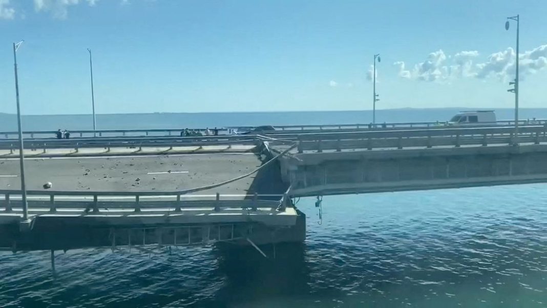Sebuah pemandangan menunjukkan bagian jalan terbelah dan miring ke satu sisi menyusul dugaan serangan di Jembatan Krimea, yang menghubungkan daratan Rusia dengan semenanjung Krimea di seberang Selat Kerch, dalam gambar diam ini diambil dari video yang dirilis 17 Juli