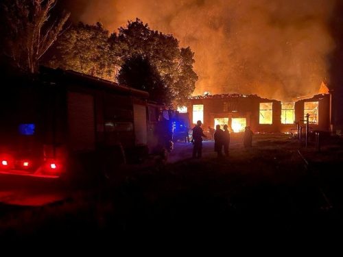 Asap dan api membubung setelah Presiden Ukraina Volodymyr Zelenskyy mengatakan bom udara yang dipandu Rusia menghantam pusat transfusi darah, di kota Kupiansk, Kharkiv, Ukraina, 5 Agustus 2023. (Foto: Reuters)