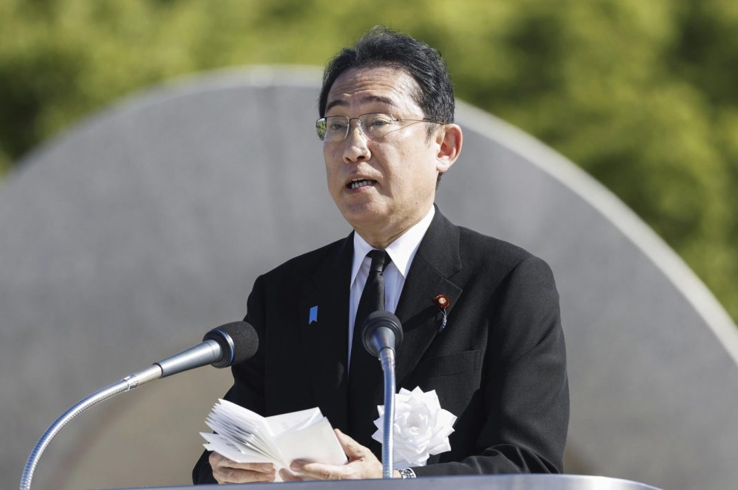 Perdana Menteri Jepang Fumio Kishida menyampaikan pidato dalam upacara peringatan 78 tahun bom atom pertama di dunia, di Taman Peringatan Perdamaian Hiroshima, Hiroshima, Jepang, 6 Agustus 2023. (Foto: AP)