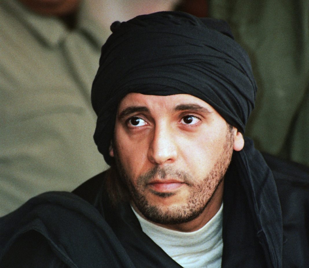 Hannibal Gaddafi, putra pemimpin Libya terguling Moammar Gadhafi, menyaksikan latihan unit militer elit di Zlitan, Libya, 25 September 2011. (Foto File AP)