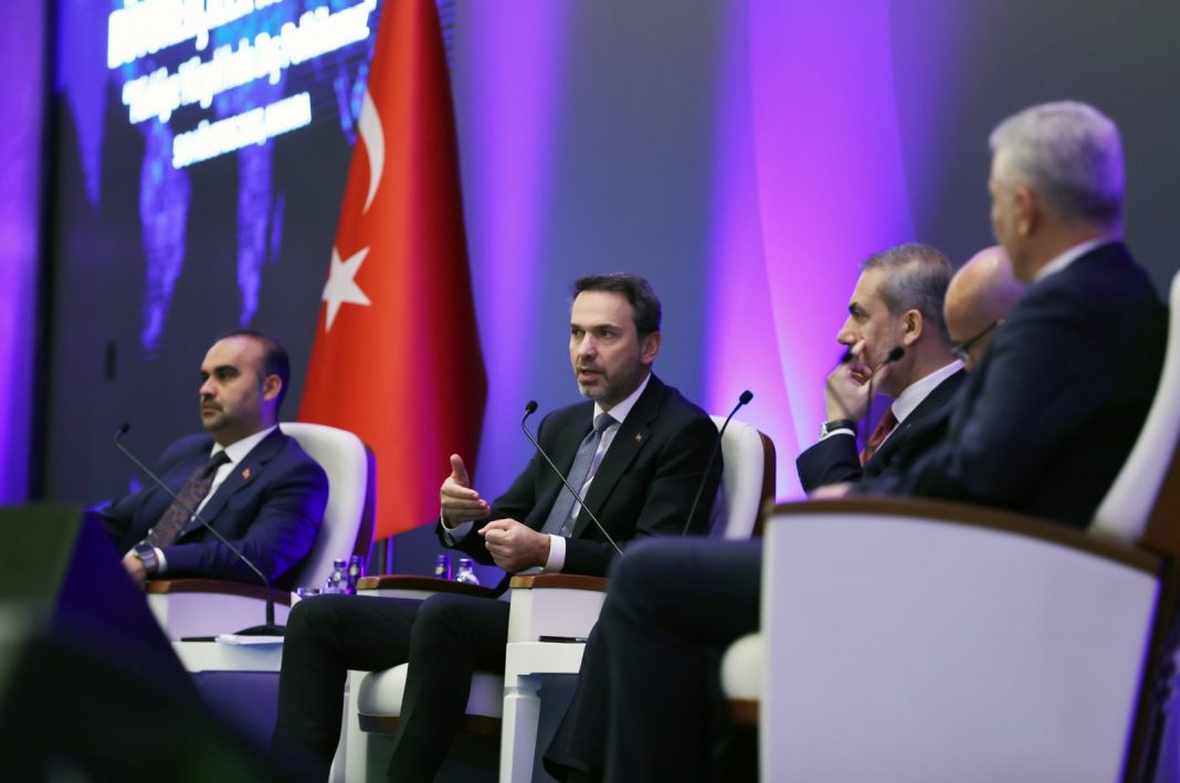 Menteri Energi dan Sumber Daya Alam Alparslan Bayraktar (tengah) menyampaikan pidato selama Konferensi Duta Besar ke-14 di Ankara, Türkiye, 7 Agustus 2023. (Foto AA)