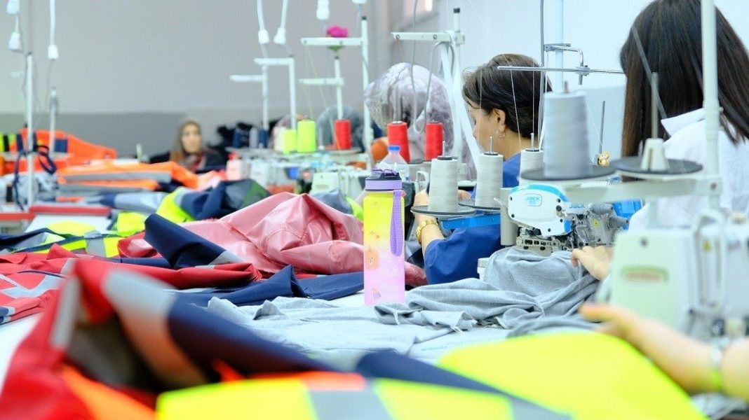Perempuan difoto di fasilitas produksi tekstil, Erzincan, Türkiye timur, 21 Agustus 2023. (Foto IHA)
