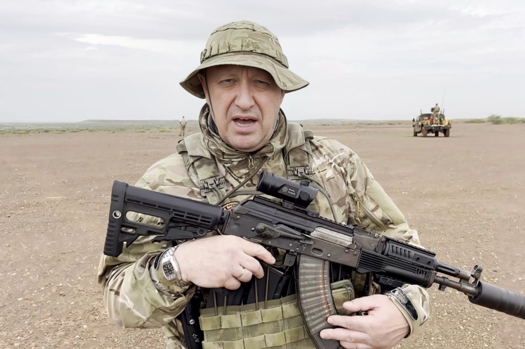 Yevgeny Prigozhin, kepala kelompok tentara bayaran swasta Rusia Wagner, berpidato dalam kamuflase, dengan senjata di lokasi gurun yang dirahasiakan, dalam gambar diam dari video yang mungkin diambil di Afrika, 21 Agustus 2023. (Foto Reuters)