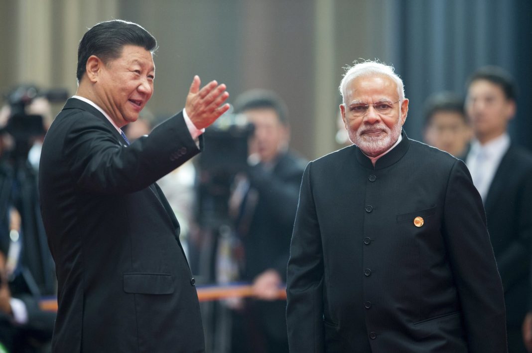 Presiden Tiongkok Xi Jinping (kiri) dan Perdana Menteri India Narendra Modi di Qingdao, Tiongkok, 10 Juni 2018. (Foto AP)