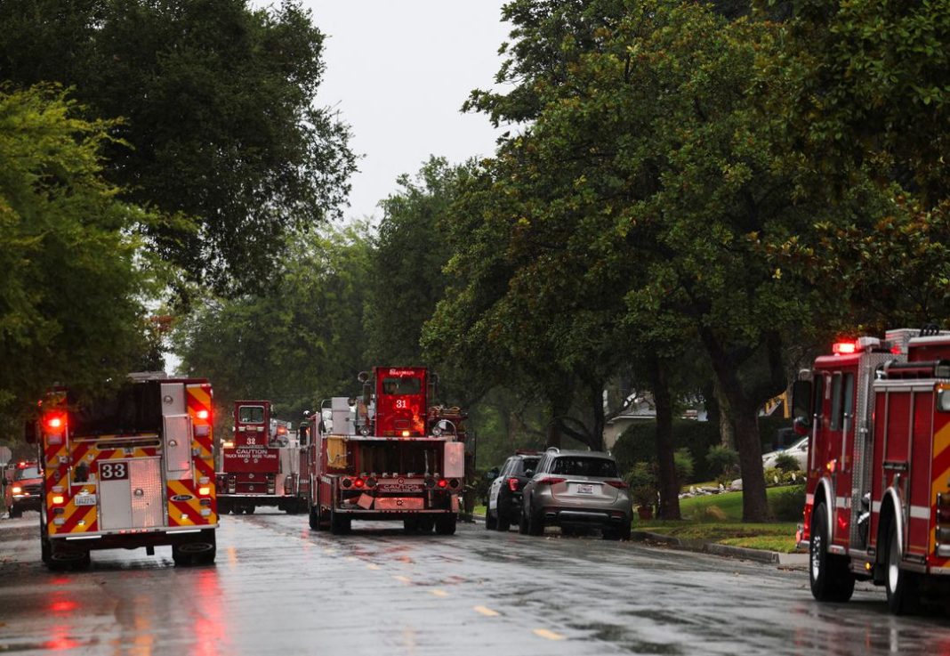 Kendaraan Pemadam Kebakaran Pasadena menghadiri panggilan kebakaran setelah gempa berkekuatan 5,1 di California Selatan, di tengah pendekatan Badai Tropis Hilary, di Pasadena, California, AS, 20 Agustus 2023.