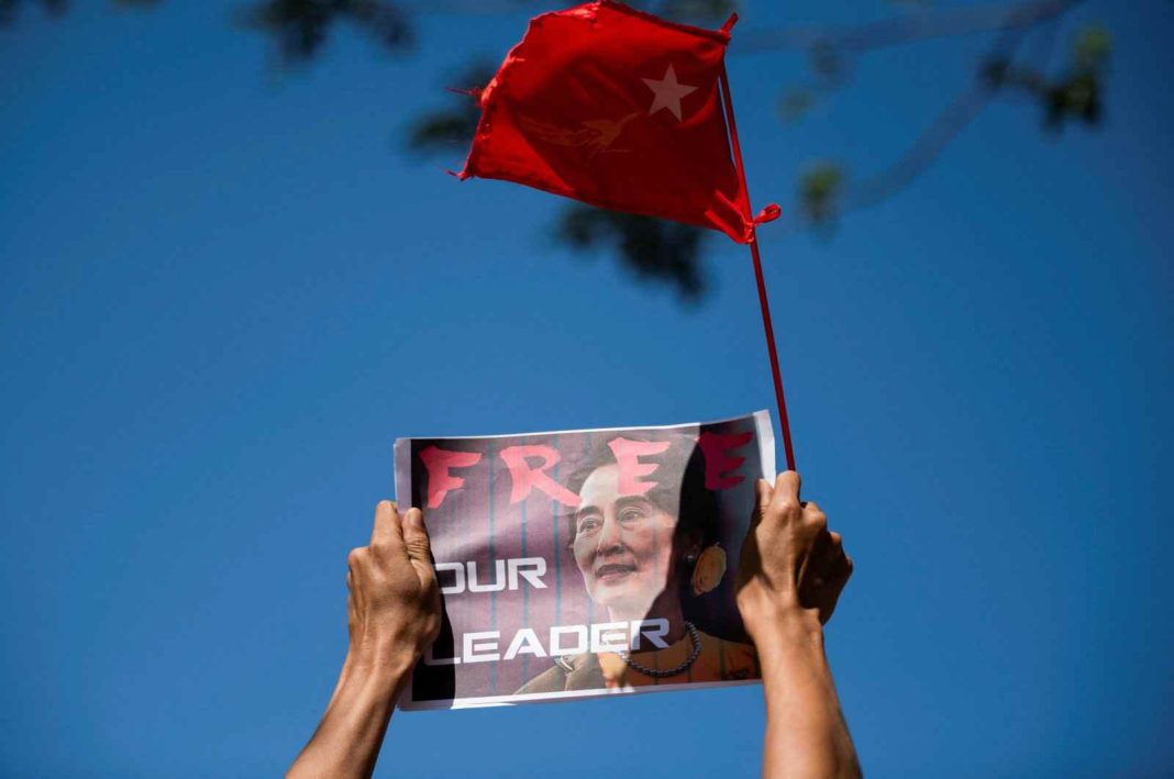 Seorang pengunjuk rasa mengangkat plakat menuntut pembebasan Aung San Suu Kyi, di Yangon, Myanmar, 11 Februari 2021. (Foto Reuters)