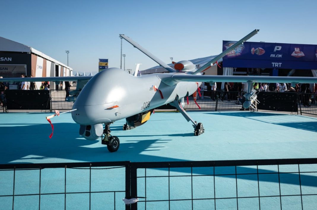 Drone Anka TAI dipamerkan selama festival kedirgantaraan dan teknologi Turki Teknofest, di Istanbul, Turki, 26 September 2021.
