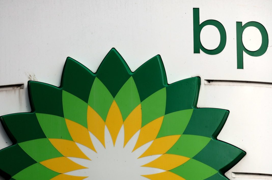Logo BP (British Petroleum) di pom bensin BP di London, Inggris, 01 Agustus 2023. (Foto: EPA/ANDY RAIN)