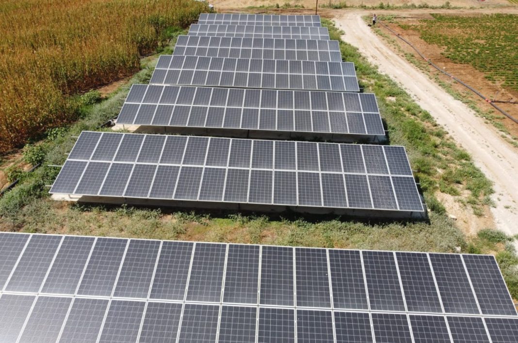 Panel surya terlihat di sebuah peternakan di provinsi Adana, Turki selatan, 4 Agustus 2023. (Foto: IHA)