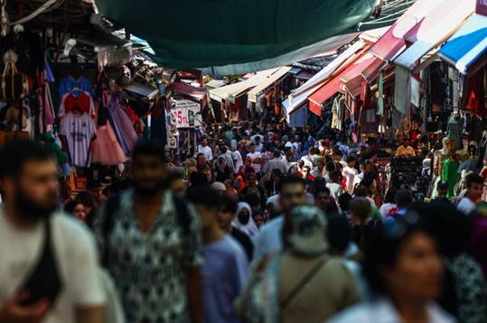 Orang-orang berjalan melalui bazaar kota tua di Istanbul, Turki, 19 Juli 2023. (Foto EPA)
