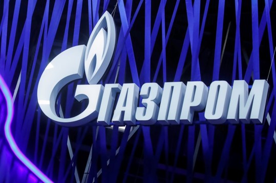 Logo raksasa gas Rusia Gazprom dipajang di Forum Ekonomi Internasional St. Petersburg (SPIEF), St. Petersburg, Rusia, 6 Juni 2019. (Foto Reuters)
