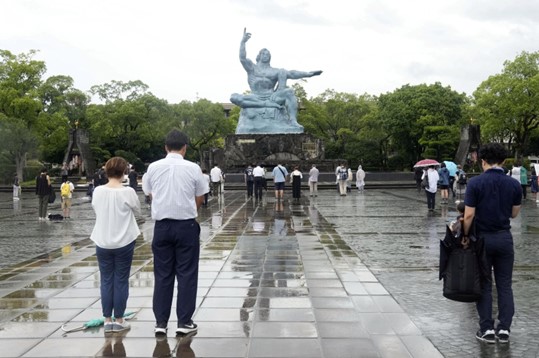 Orang-orang memanjatkan doa hening untuk para korban bom atom 1945 di Nagasaki, Jepang, 9 Agustus 2023. (Foto: Reuters)