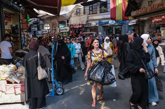 Orang-orang berbelanja di bazaar kota tua di Istanbul, Turki, 3 Agustus 2023. (Foto: EPA)