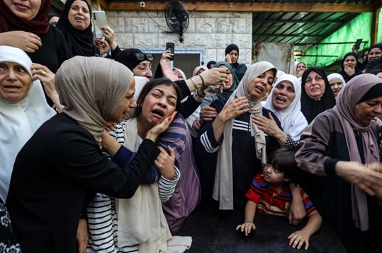 Para pelayat bereaksi selama pemakaman Mahmoud Abu Saan di kota Tulkarm, Tepi Barat yang diduduki, Palestina, 4 Agustus 2023. (AFP Photo)