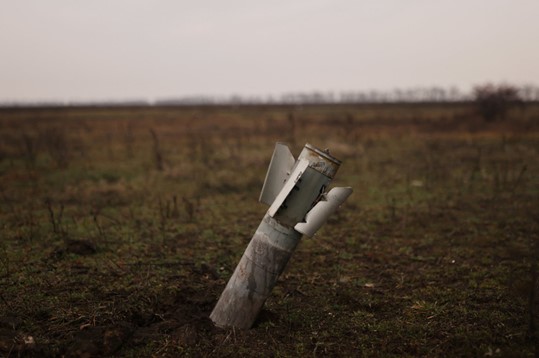 Foto file ini menunjukkan roket Grad yang tidak meledak di dekat kota Kherson, Ukraina, 28 Januari 2023. (Foto: Reuters)