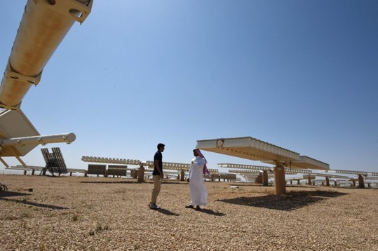 Pemandangan umum menunjukkan pembangkit listrik tenaga surya di Uyayna, utara Riyadh, Arab Saudi, 29 Maret 2018. (Foto: AFP)