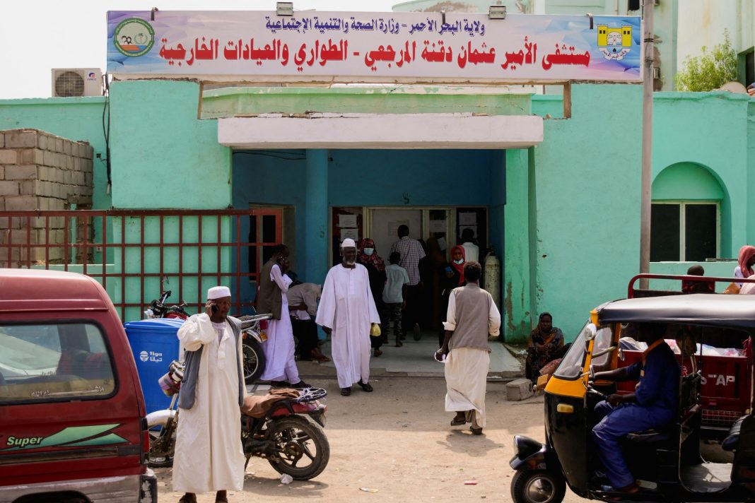 Keluarga Sudan menunggu di luar rumah sakit sementara dokter dan staf medis mogok untuk memprotes keterlambatan gaji, membawa sektor kesehatan yang berjuang di kota Port Sudan hampir berhenti total ketika ribuan pengungsi Sudan membanjiri kota itu karena perang yang berkecamuk di Khartoum, Sudan,
