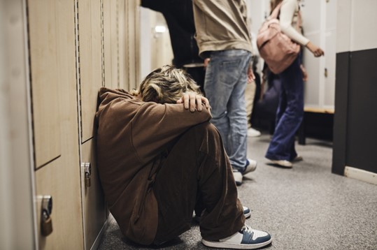 Gadis remaja sedih duduk di koridor sekolah dalam foto file tak bertanggal ini. (Foto File Getty Images) YoungMinds