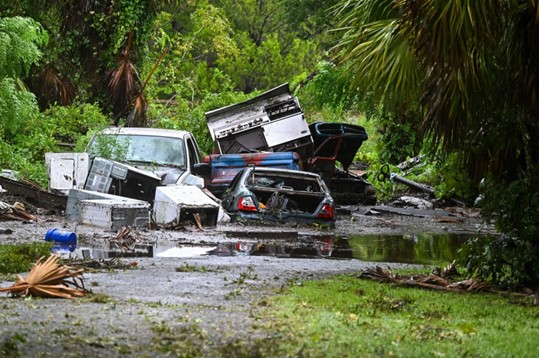 Halaman belakang sebuah rumah terlihat banjir setelah Badai Idalia mendarat, Steinhatchee, Florida, AS, 30 Agustus 2023. (AFP Photo)