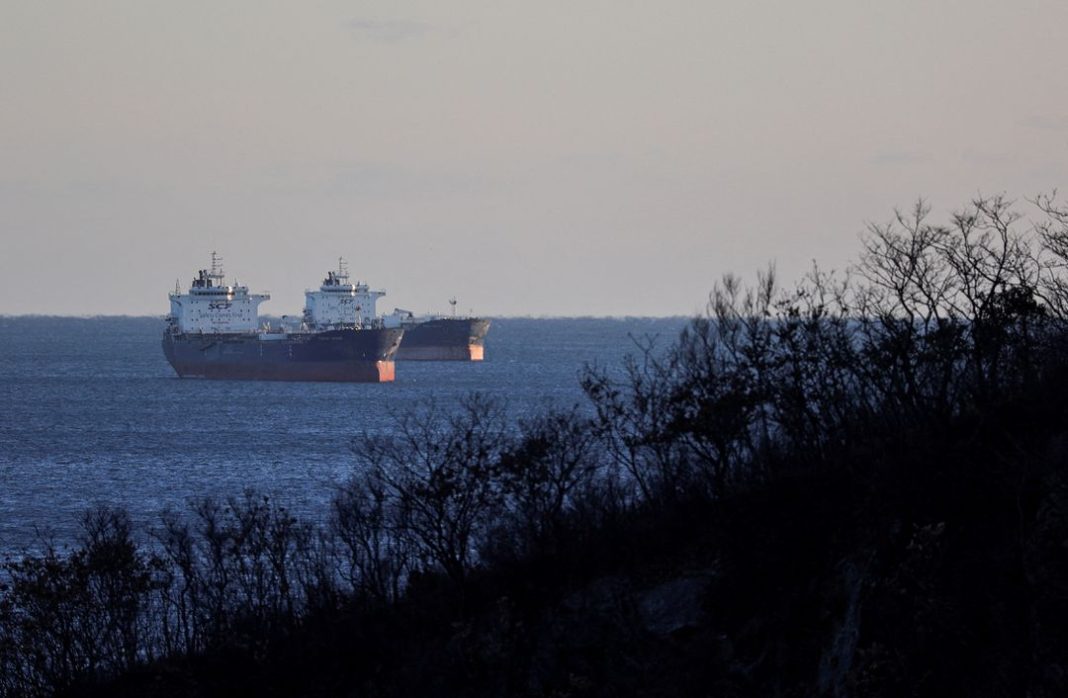 Kapal tanker minyak mentah berlabuh di Teluk Nakhodka dekat kota pelabuhan Nakhodka, Rusia, 4 Desember 2022.