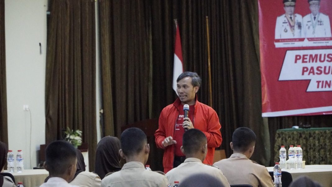 Edi Purwanto saat menjadi pembicara di depan 54 siswa-siswi Calon Pasukan Pengibar Bendera Pusaka Peringatan Hari Kemerdekaan Republik Indonesia yang ke-78 tingkat Provinsi Jambi Tahun 2023, Kamis malam (3/8/2023). (Foto: ist)