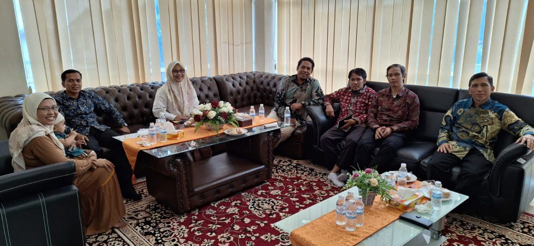 Pengurus Ikatan Cendikiawan Muslim Indonesia (ICMI) Kota Jambi menyambangi Heru Kustanto di Kantor DPW PKS Provinsi Jambi, pada Kamis, 3 Agustus 2023.