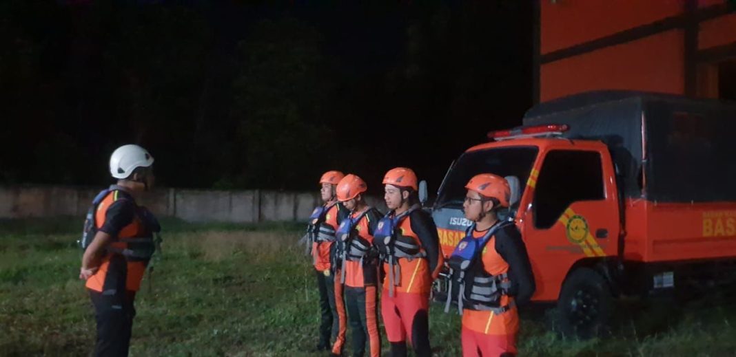 Tim SAR dari Basarnas melakukan pencarian jasad korban yang tenggelam di Danau Tosca bekas galian batu bara, di Desa Kemantan, Kecamatan Tebo Ilir, Kabupaten Tebo, Sabtu 5 Agustus 2023. (Foto: Humas Basarnas Jambi)