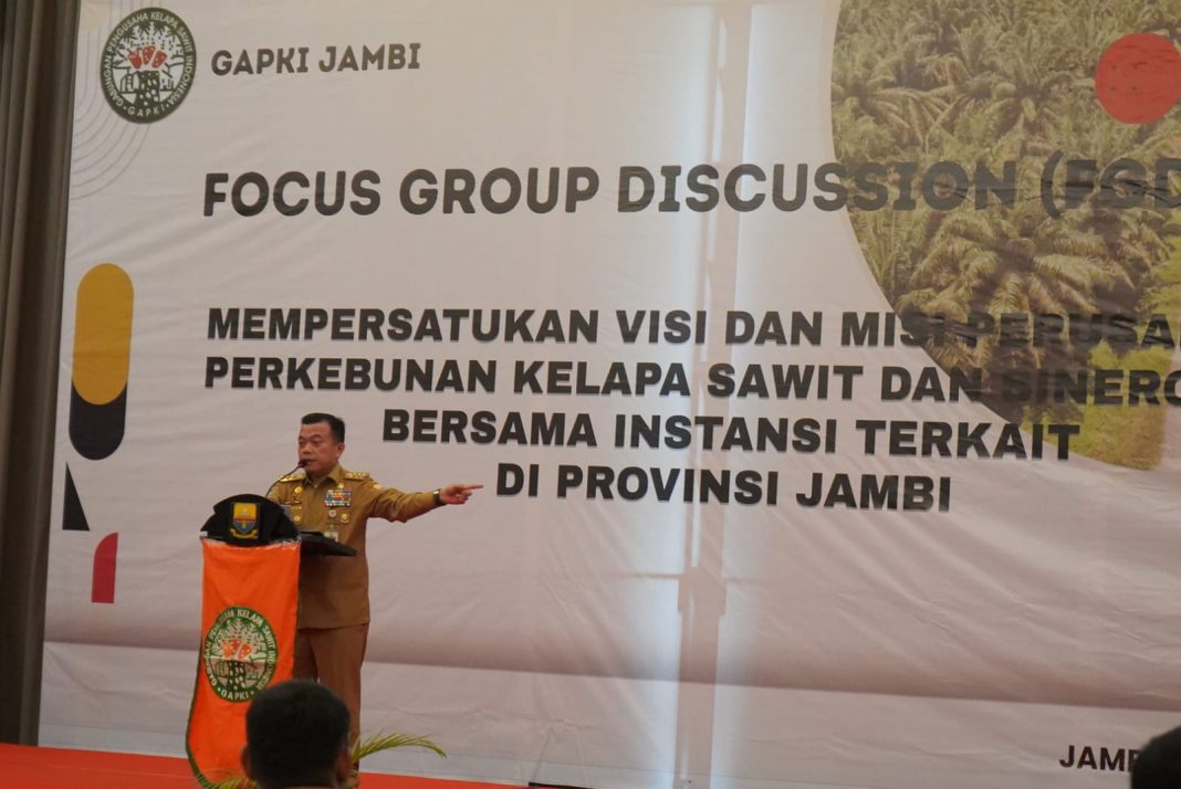 Gubernur saat membuka Focus Group Discussion (FGD) Pemerintah Provinsi Jambi bersama Pengurus Gabungan Pengusaha Kelapa Sawit Indonesia (GAPKI) Cabang Jambi, bertempat di Swiss Bell Hotel, Senin (7/8/2023).