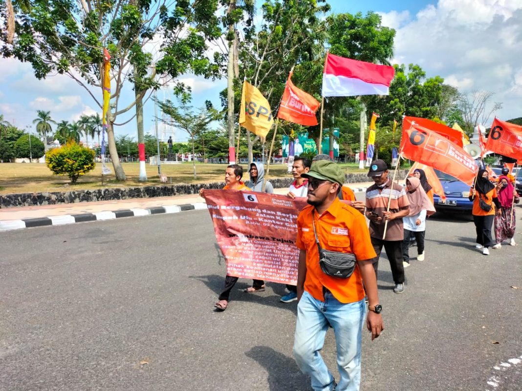 Massa aksi Partai Buruh Jambi menggelar aksi long march dari Kumpeh ke Kantor Gubernur Jambi, sebagai bentuk protes terhadap UU Cipta Kerja, pada Rabu 9 Agustus 2023. (Foto: ist)