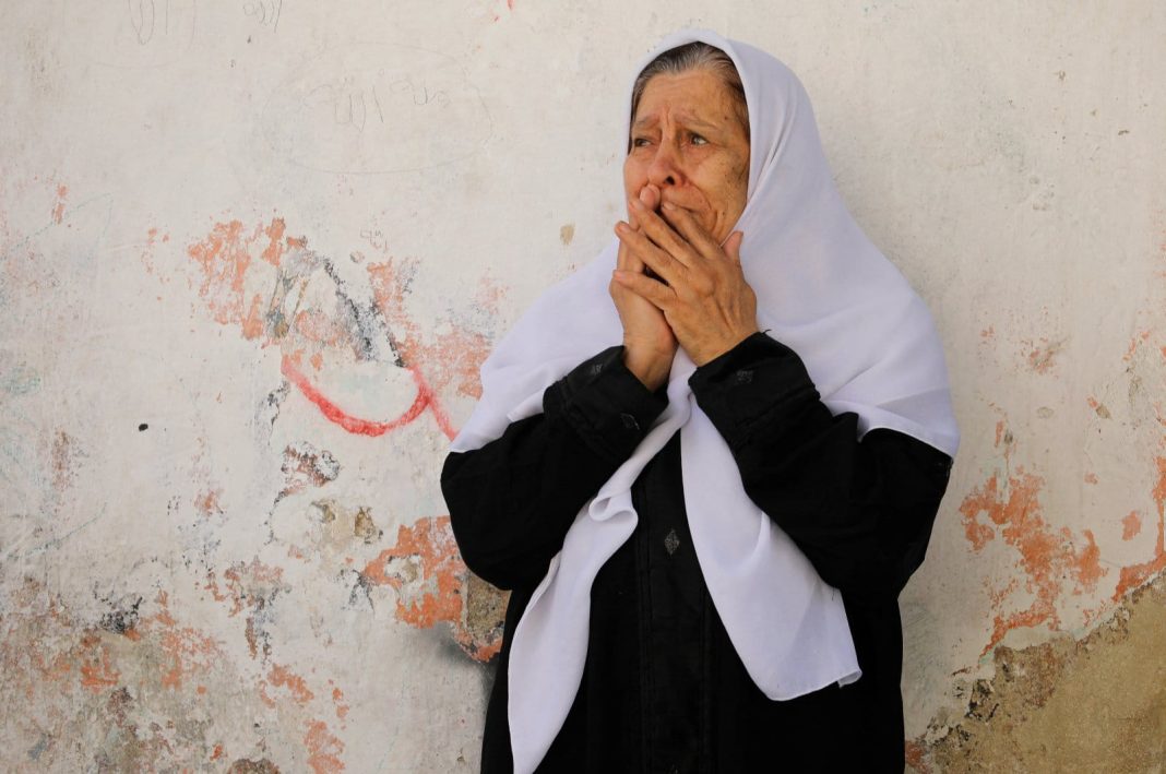 Seorang wanita bereaksi saat menghadiri pemakaman seorang Palestina yang dibunuh oleh tentara Israel, Nablus, Tepi Barat yang diduduki Israel, Palestina, 10 Agustus 2023. (Foto: Reuters)