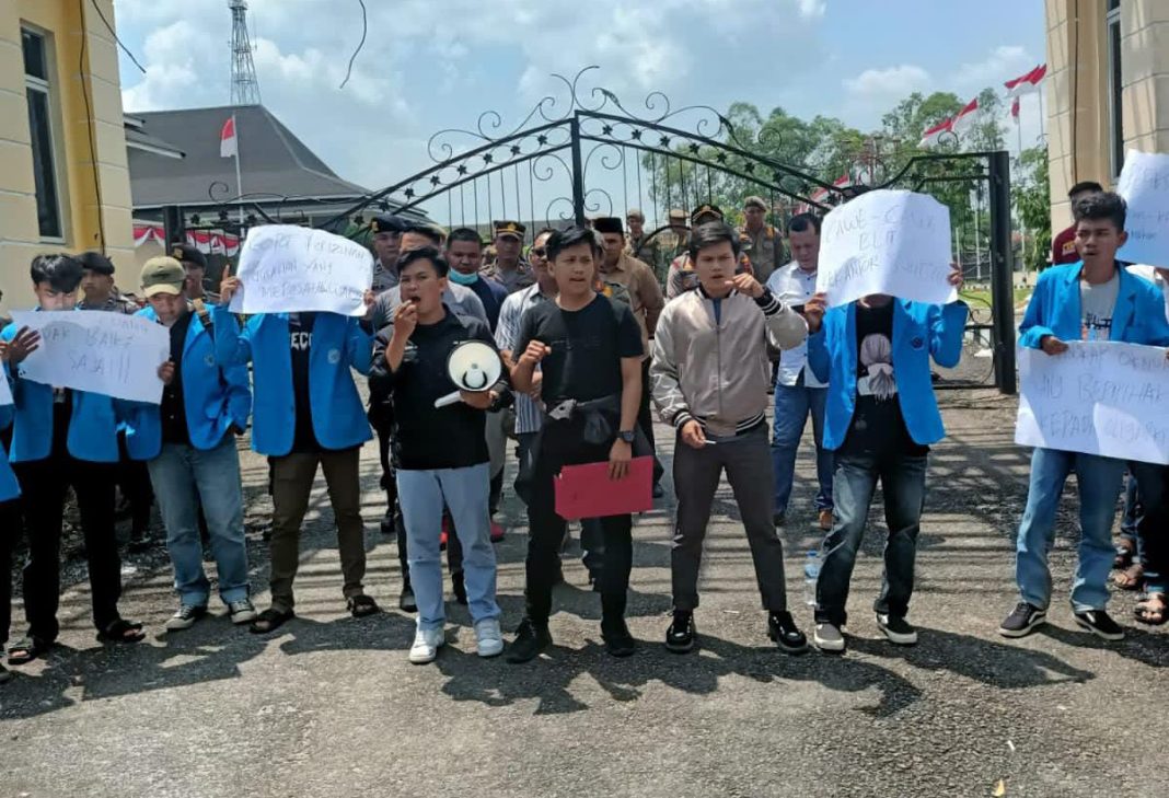 Sejumlah mahasiswa yang tergabung dengan Dema UIN STS Jambi dan BEM SI menggelar aksi di depan Kantor Bupati Tebo, pada Jum'at 11 Agustus 2023. (Foto: ist)