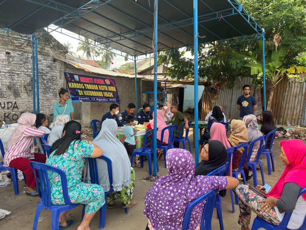 Puluhan warga yang tinggal di Kelurahan Legok Kecamatan Danau Sipin Kota Jambi mengikuti layanan cek kesehatan gratis yang digelar oleh Karang Taruna Kota Jambi pada Minggu pagi, 13/8/2023. (Foto: ist)