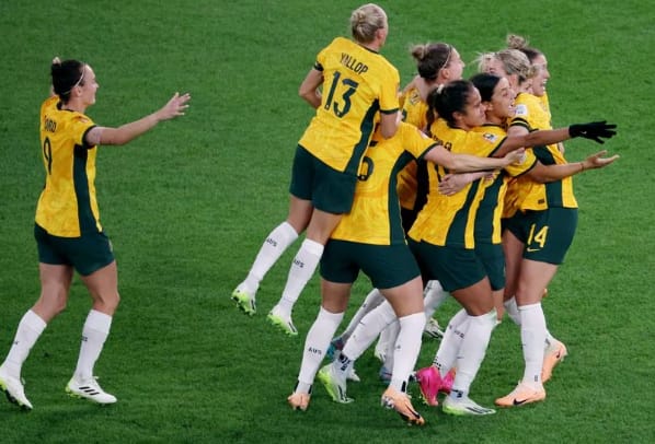 Australia merayakan setelah memenangkan adu penalti dan maju ke semifinal Piala Dunia REUTERS