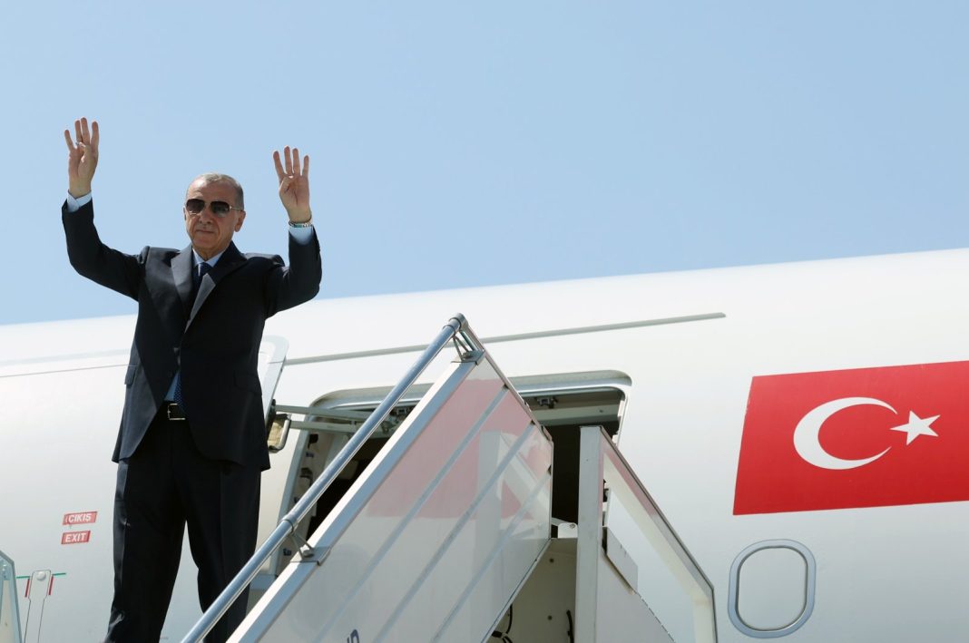 Presiden Erdoğan melambai saat dia naik pesawat, di Istanbul, Turki, 20 Agustus 2023. (Foto: DHA)