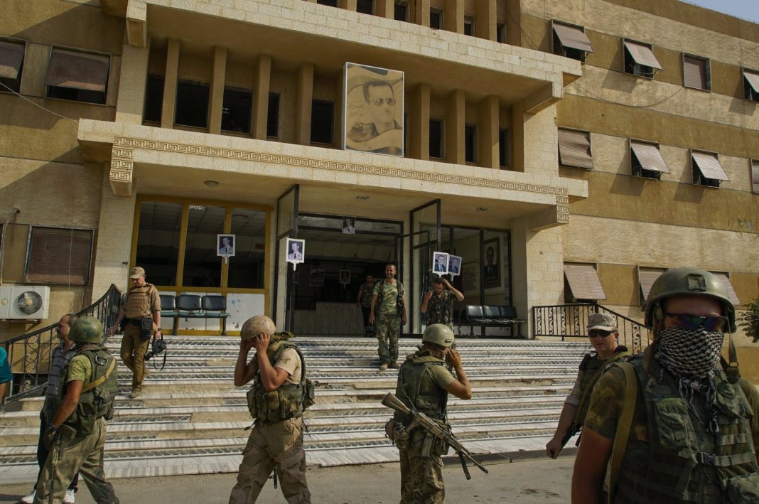 Tentara polisi militer Rusia berjalan di luar sebuah rumah sakit di Deir el-Zour, Suriah, 15 September 2017. (Foto File AP)