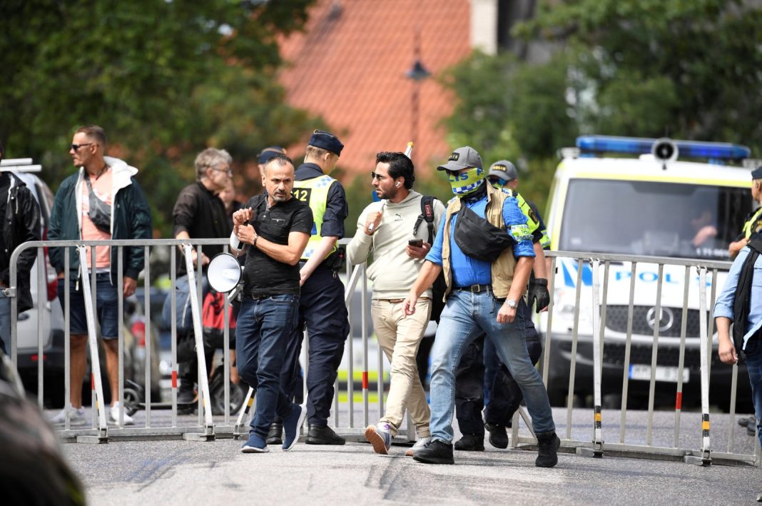 Pengunjuk rasa Salwan Momika dikawal polisi ke sebuah lokasi di Stockholm, Swedia, 20 Juli 2023. (Foto Reuters)