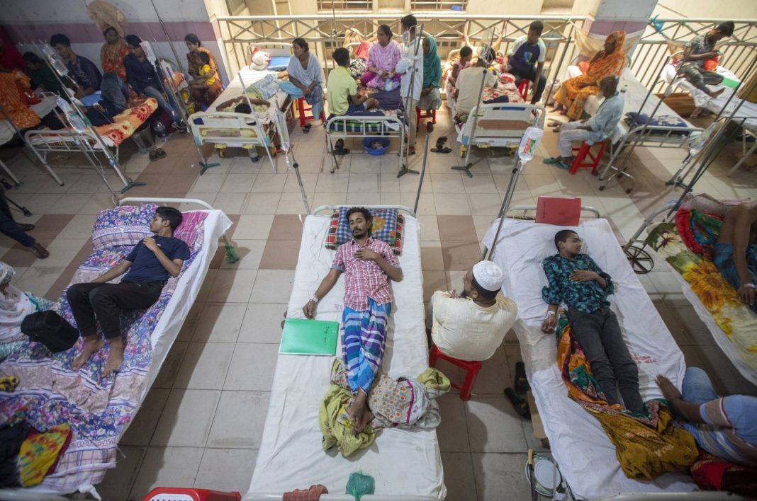 Pasien menerima perawatan untuk demam berdarah di sebuah rumah sakit di Dhaka, Bangladesh, 15 Agustus 2023. (Foto EPA)