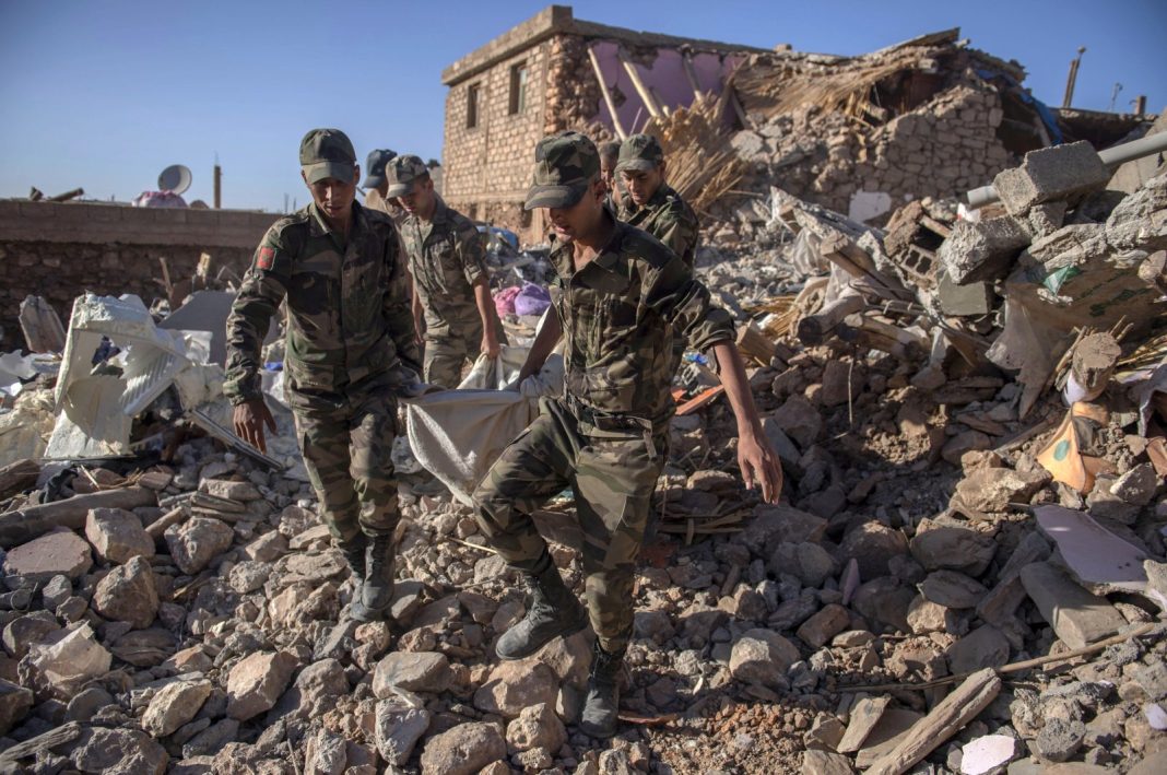 Pasukan Maroko menemukan mayat korban gempa, di Tafeghaghte, Maroko, 9 September 2023. (Foto EPA)