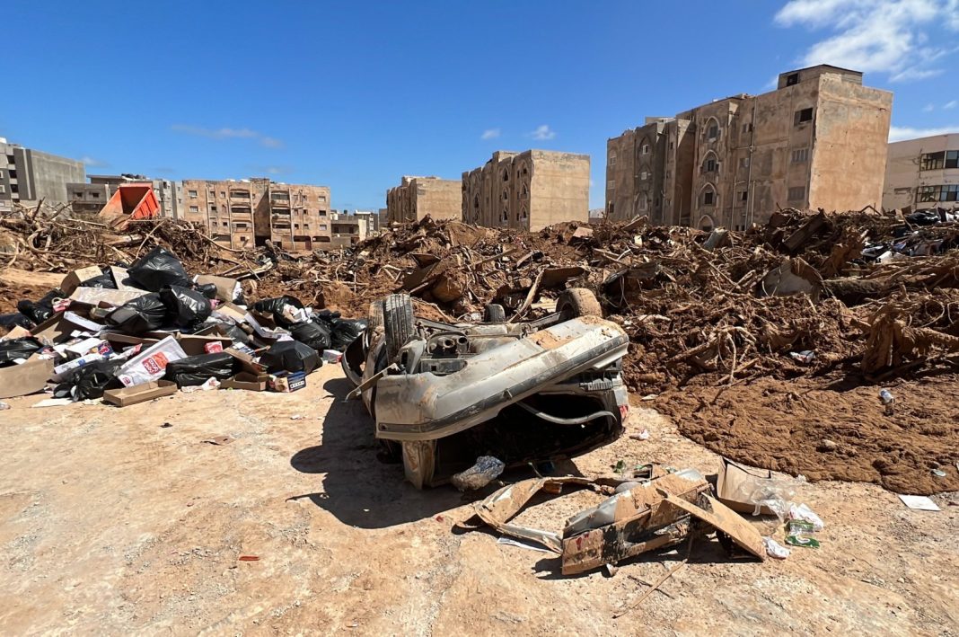 Kendaraan rusak setelah Badai Daniel dan runtuhnya dua bendungan yang menyebabkan banjir dahsyat dan menyapu seluruh lingkungan, Derna, Libya, 14 September 2023. (Foto EPA)