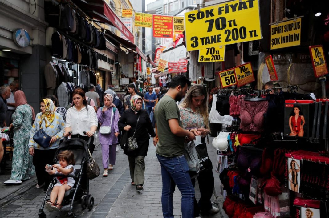 Orang-orang berjalan-jalan di kawasan perbelanjaan di Istanbul, Turki, 5 Juli 2023. (Foto: Reuters)