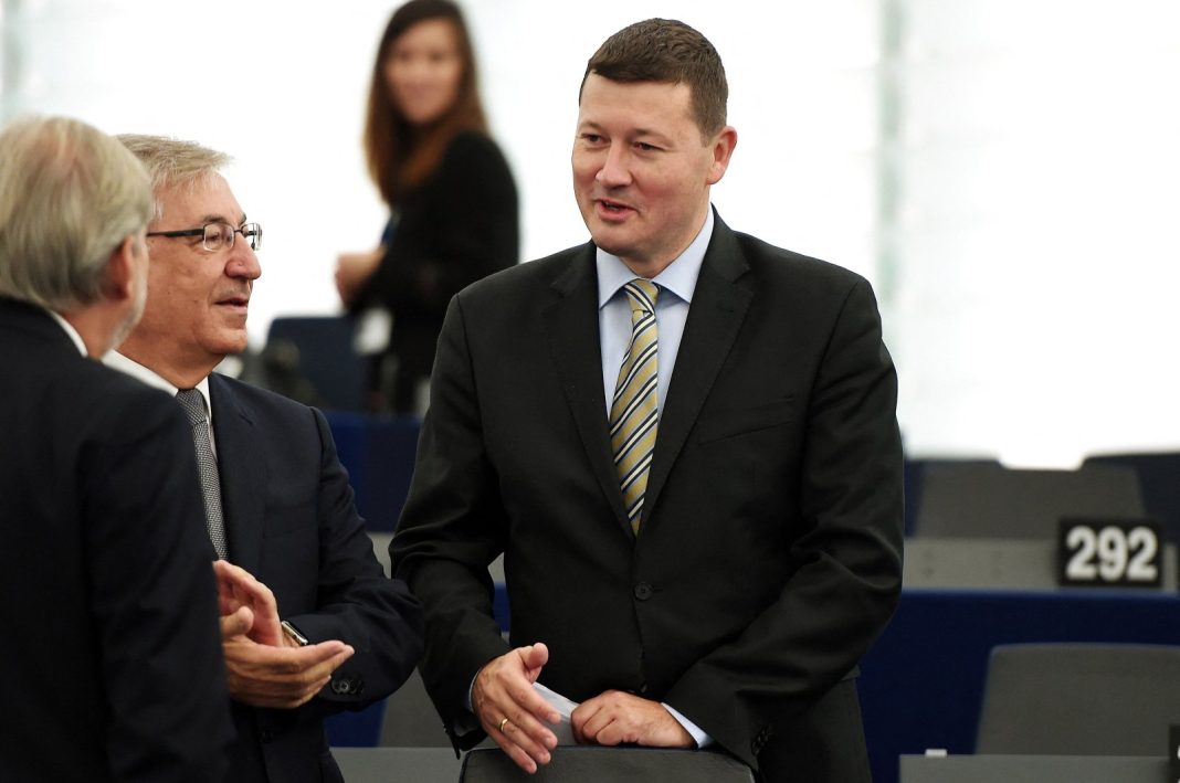 Sekretaris Jenderal Komisi Eropa Martin Selmayr (kanan) sebelum pidato kenegaraan di Parlemen Eropa di Strasbourg, Prancis, 12 September 2018.
