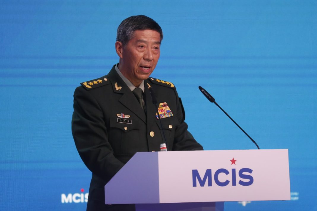 Menteri Pertahanan Tiongkok Li Shangfu menyampaikan pidatonya pada sesi Konferensi Moskow tentang Keamanan Internasional (MCIS) ke-11 dalam Forum Teknis-Militer Internasional Angkatan Darat-2023 yang diadakan di Taman Patriot di Kubinka, di luar Moskow, Rusia, 15 Agustus 2023 .(Foto: Berkas EPA)