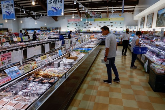 Pelanggan melihat-lihat makanan laut yang ditangkap secara lokal di Pasar Ikan Hamanoeki dan Food Court di Soma, Prefektur Fukushima, Jepang, 31 Agustus 2023. (Foto: Reuters)