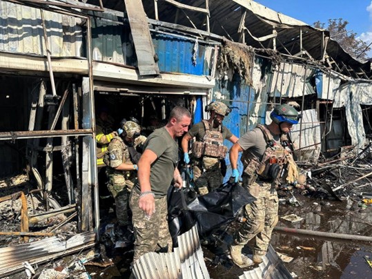 Tim penyelamat membawa jenazah seseorang yang tewas akibat serangan militer Rusia, di Kostiantynivka, wilayah Donetsk, Ukraina, 6 September 2023. (Foto: Reuters)