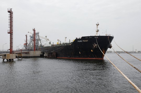 Kargo minyak Rusia Pure Point, yang membawa minyak mentah, terlihat berlabuh di pelabuhan di Karachi, Pakistan, 13 Juni 2023. (Foto Reuters)